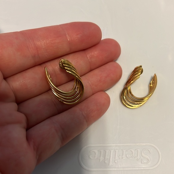 Vintage gold tone Earrings - Picture 3 of 5